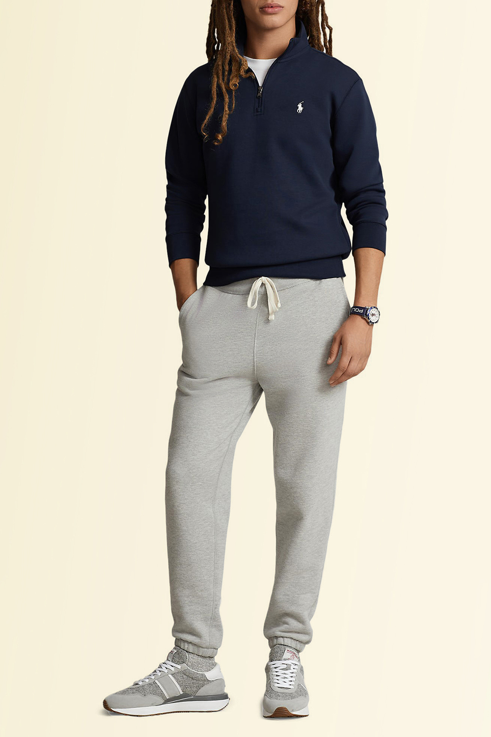 תמונת כל הלוק של סווטשירט עם חצי רוכסן